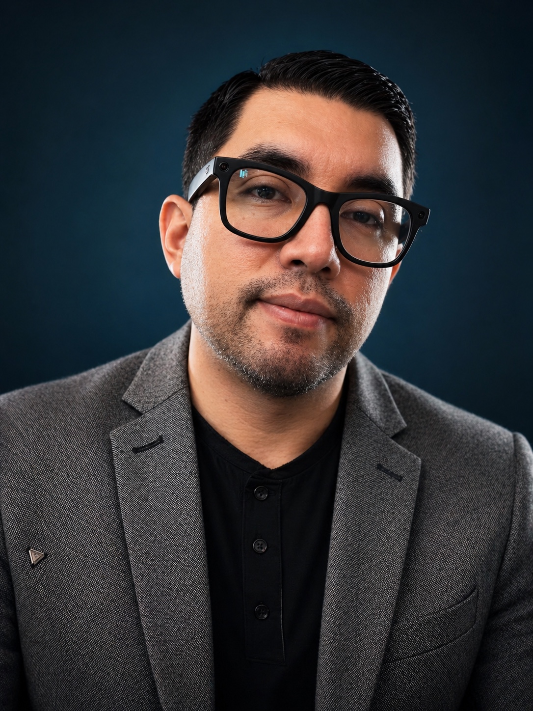 César Sánchez, con saco gris y camisa negra